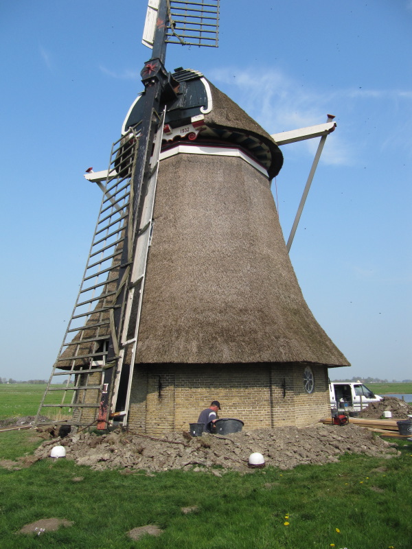 Restauratiewerk aan de molen te Wijns